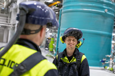 Processoperatör Lars Jonsén i lakverket, 2021-05-25. Foto Patrick Degerman.jpg
