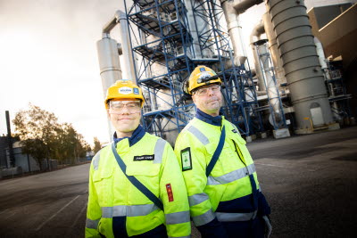 Timo Rautalahti ja Janne Loven Bolidenin uuden rikkihappotehtaan edustalla_kuva Vesa Saivo.jpg